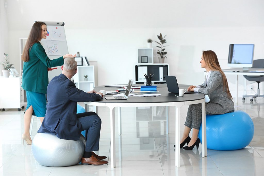 Assise au bureau pendant la grossesse : Adopter la bonne posture