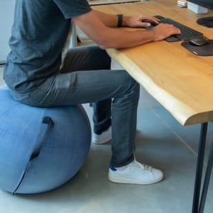 Siège ballon : le Swiss ball ergonomique au bureau ou la maison