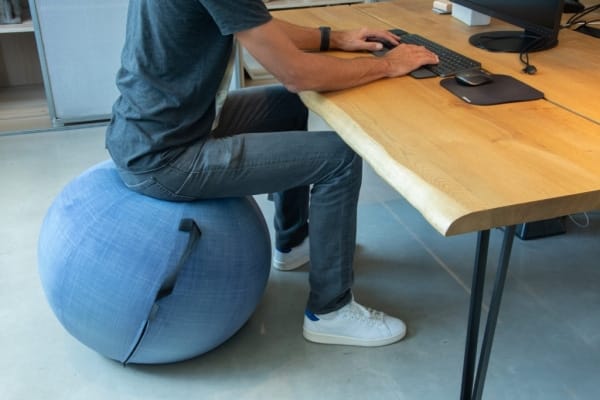 Chaise de bureau swiss ball avec une housse bleue